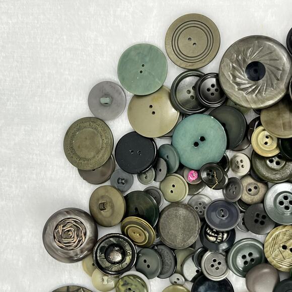 8.4oz Lot Vtg Green Brown Black Buttons Mixed Styles Sizes Plastics Sew Craft - Picture 4 of 7